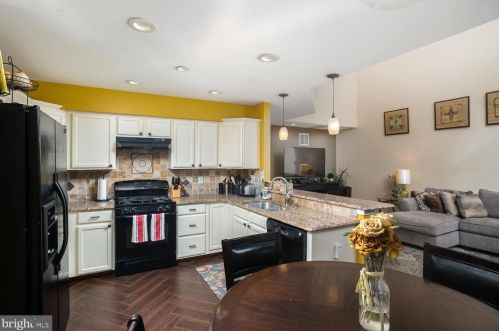 59 Greenbrook Dr, Columbus NJ  08022-2323 exterior