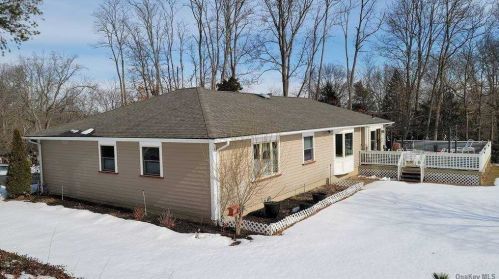 15 Mont Ave, Huntington Station NY 11746-6835 exterior