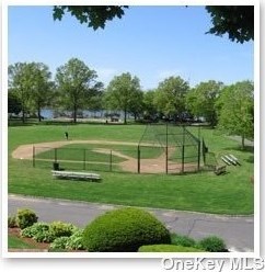 39 Elm St, Great Neck NY  11021-1940 exterior