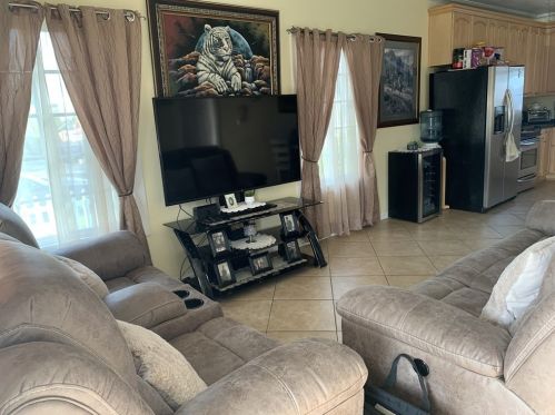 1090 Mahanna Ave, Long Beach, CA 90813-3724