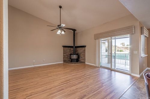 42522 15 St, Lancaster CA 93534-6212 exterior