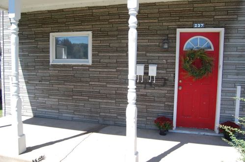 237 2nd St, Jeannette, PA 15644-1867