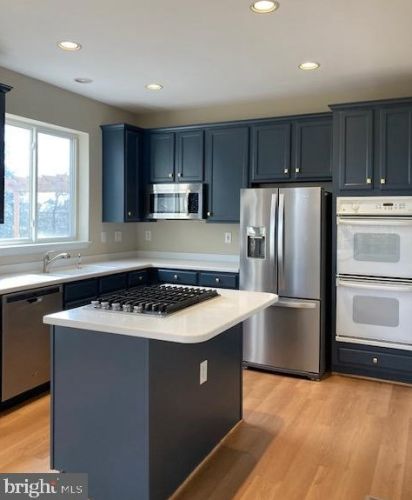 13609 Flying Squirrel Dr, Herndon, VA 20171-5006