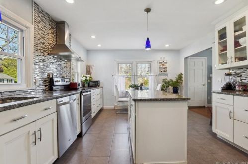 37 Hillside Ave, Groton CT  06340-5525 exterior
