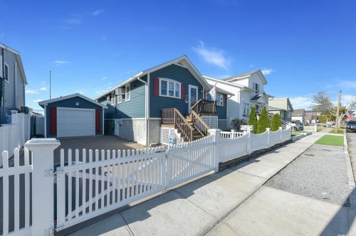 781 7th St, North Lindenhurst, NY 11757-5511