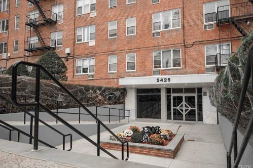 5425 Valles Ave, Bronx NY  10471-2557 exterior