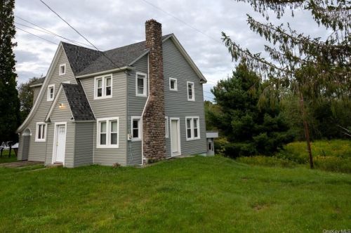 29 White Sulphur Rd, Swan Lake, NY