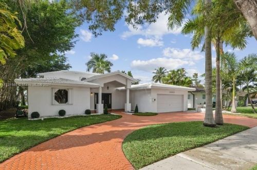 14900 Egan Ln, Hialeah, FL 33014-2714