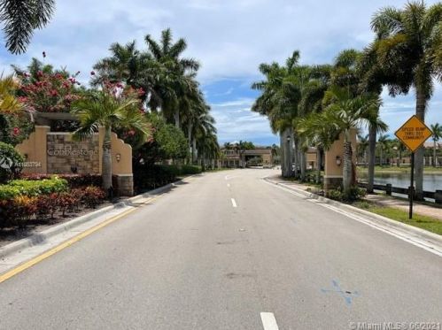 810 146th Ter, Hollywood, FL 33027-6135
