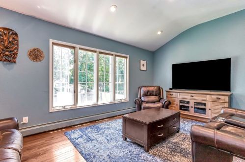 6 Stuart Ct, Huntington Station NY  11746-4237 exterior