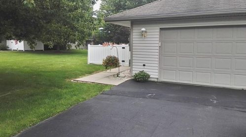 202 Charlotte Ln, New Castle, PA 16101-1054