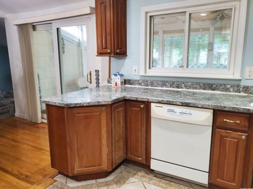 28 43rd St, Islip Manor, NY 11751-1306