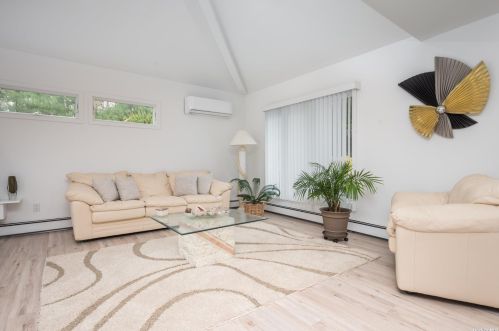 31 Craig Dr, Huntington Station NY 11746-4704 exterior