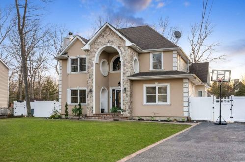 20 Hunter Ave, Miller Place, NY 11764-3109