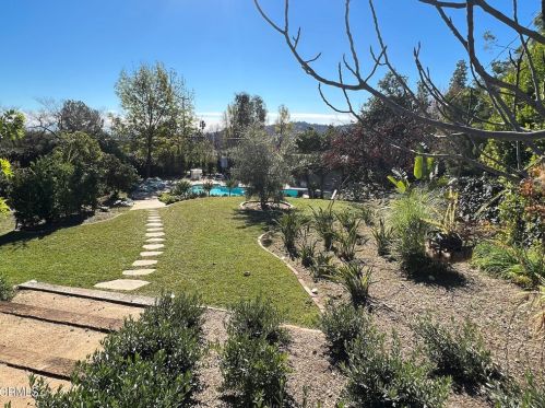 826 Green Ln, La Canada, CA 91011-2408