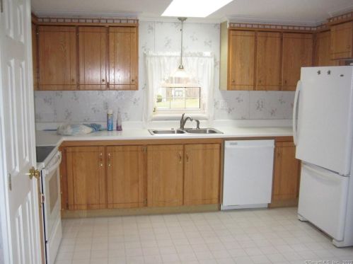 111 Victorian Dr, Norwich, CT 06360-9712