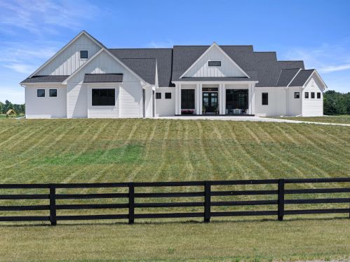 3290 Canterbury Ln, Oconomowoc, WI 53066-9131