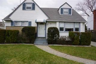 824 Helene St, North Wantagh, NY 11793-1622
