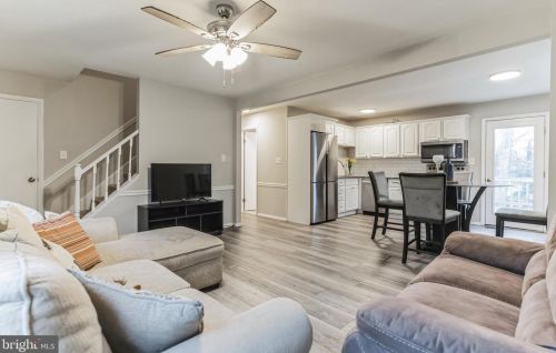 13732 Moccasin Ct, Woodbridge VA  22193-4422 exterior