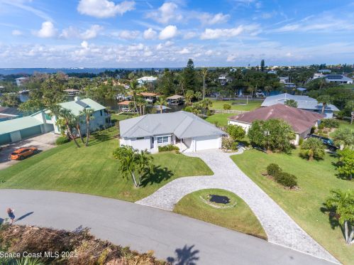 380 Lakeview Dr, Melbourne, FL 32951-3229