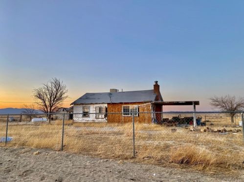 4661 Avenue, Lancaster, CA 93536-2461