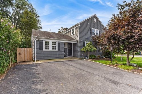 42 Pelham Pkwy, North Providence RI  02911-2915 exterior