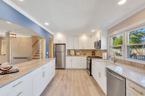 63 Jefferson Ave, Islip Terrace, NY 11752-2606