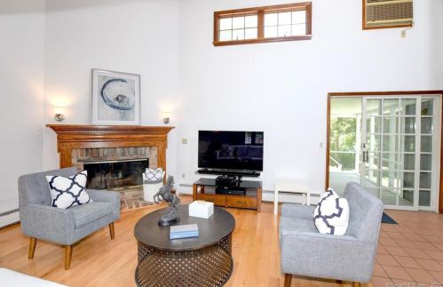 239 Rocks Rd, Norwalk CT  06851-1117 exterior