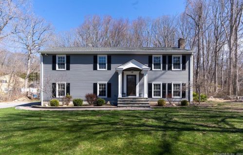 7 Robinhood Dr, Gales Ferry, CT 06335-1318