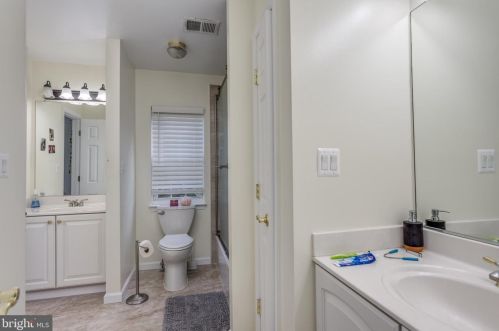 5800 Serengeti Ct, Haymarket VA  20169-3200 exterior