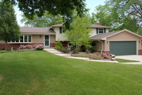 11666 Saint James Ln, Thiensville, WI 53092-2854