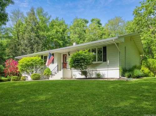 176 Mennella Rd, Poughquag, NY 12570-5028
