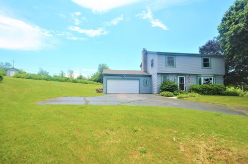 21725 Ann Louise Ct, Waukesha, WI 53146-2318