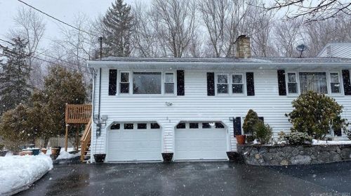 31 Beverly Dr, Brookfield Center, CT 06804-2501