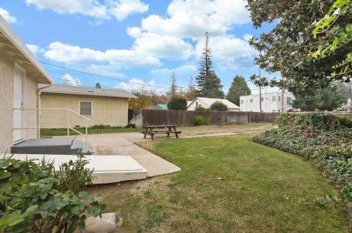 426 Lockeford St, Lodi CA 95240-2335 exterior