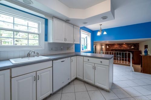 15 Independence Ln, North Haven CT  06473-1517 exterior