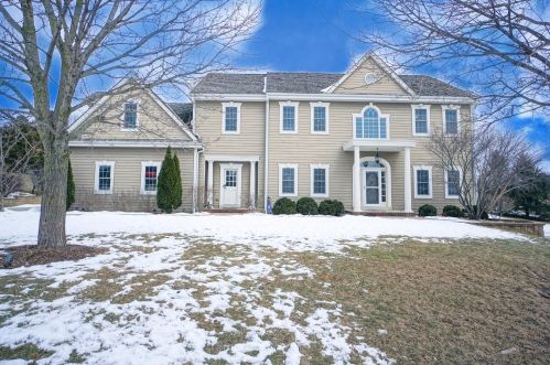 802 Bluespruce Cir, Chenequa, WI 53029-8679