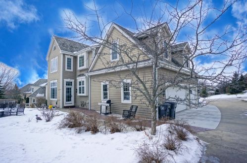 802 Bluespruce Cir, Chenequa WI 53029-8679 exterior