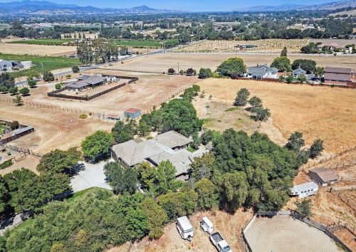 10000 Walter Welsher Ct, Gilroy CA  95020-9704 exterior