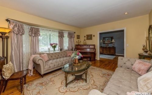 37 Kivy St, Huntington Station NY  11746-2044 exterior