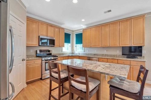 27 Skytop Rdg, Oakland NJ  07436-2355 exterior