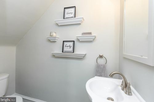 17 Ridgeway Ave, Manor PA  19036-1923 exterior