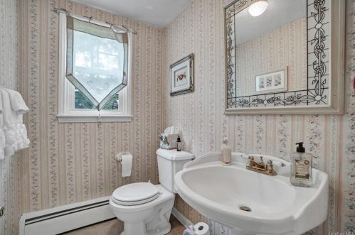 18 Mayer Dr, Airmont NY  10901-3825 exterior