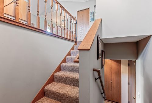3849 Orchid Ln, Minneapolis, MN 55446-3232