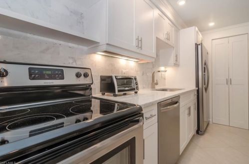 960 7th St, Naples, FL 34102-6974