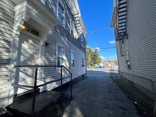 14 Unit St, Providence RI 02909-3940 exterior