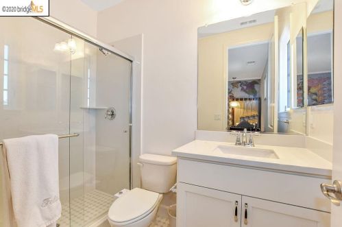 13445 Campus Dr, Oakland CA  94619-3711 exterior