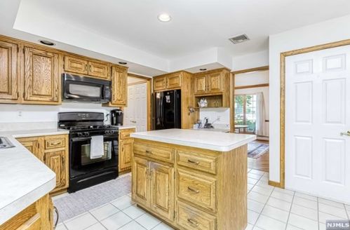 7 Heather Ln, Ridgewood NJ  07452-2835 exterior