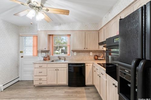 223 Essex St, Babylon NY  11704-2025 exterior
