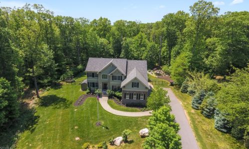 17 Courtney Dr, Roxbury Township, NJ 07836-4306